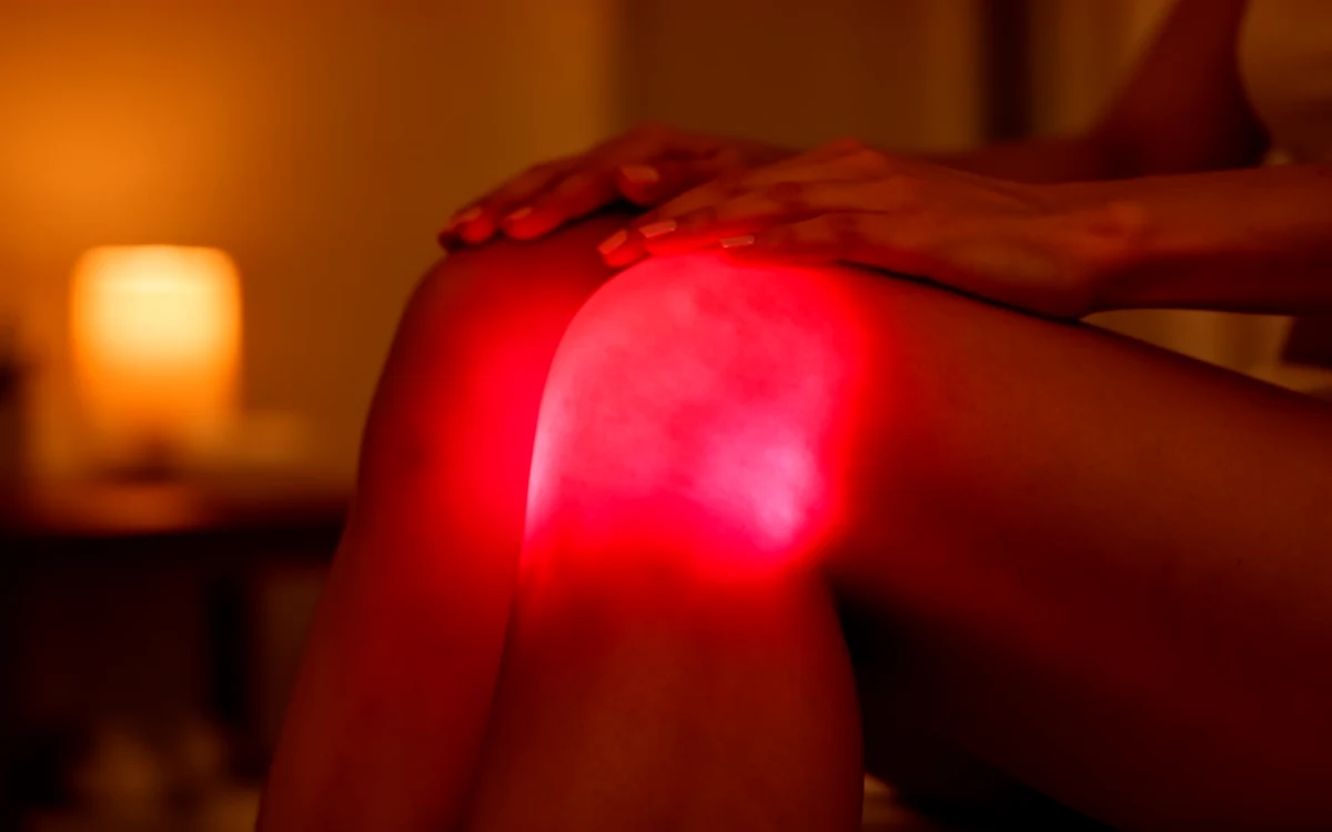 Heat + Red Light for Knee Pain: 2026 Research Summary